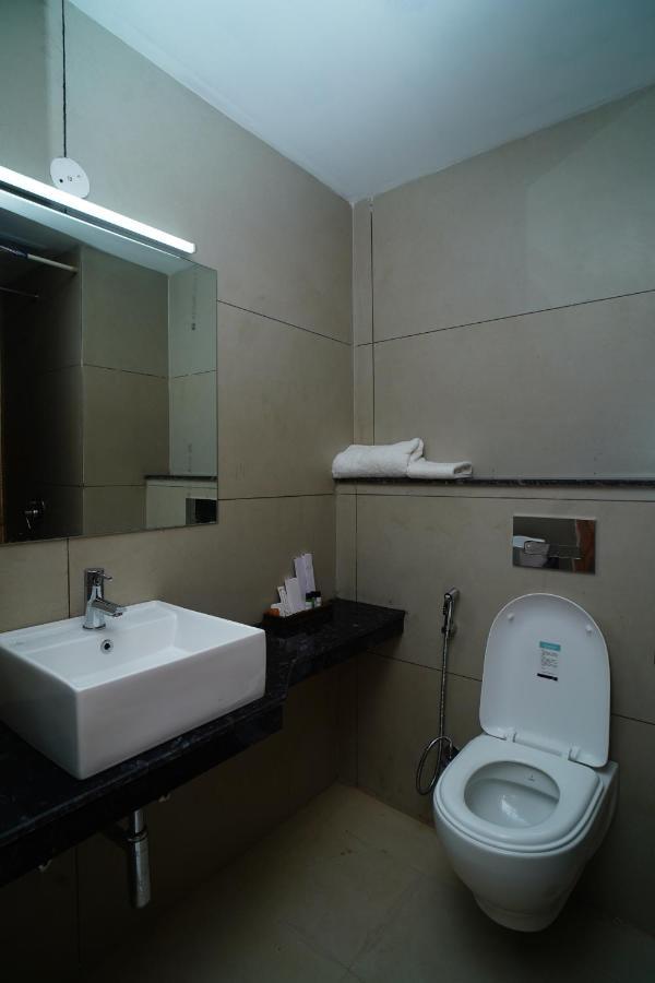 Hotel Rr Galaxy Gurgaon Exterior foto