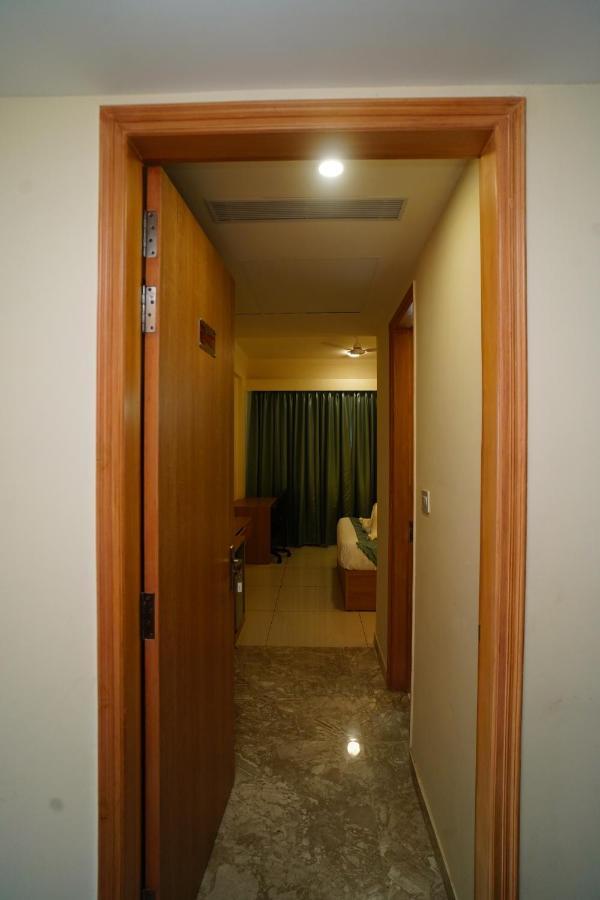 Hotel Rr Galaxy Gurgaon Exterior foto