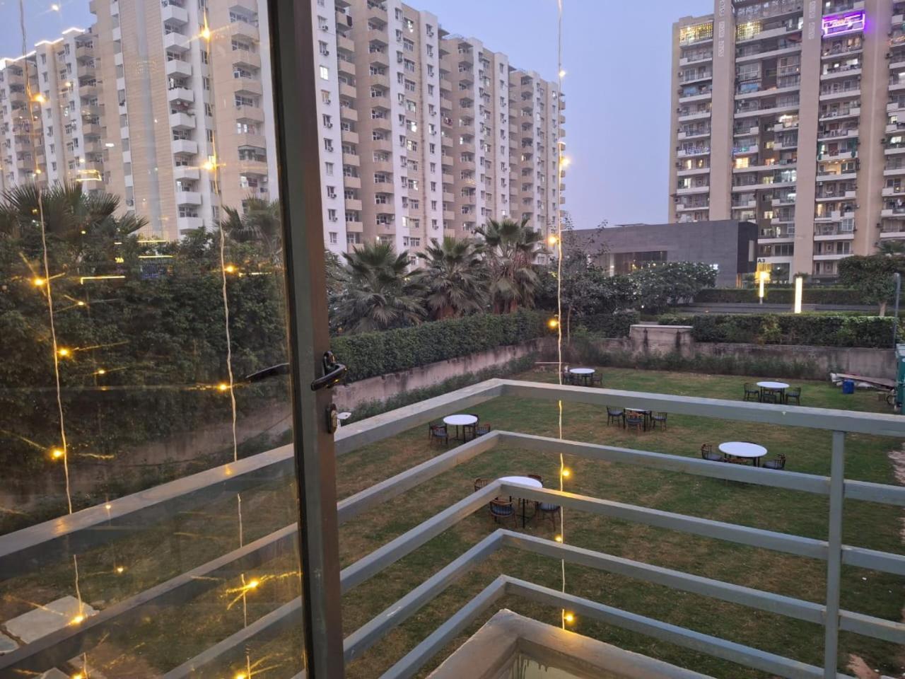 Hotel Rr Galaxy Gurgaon Exterior foto